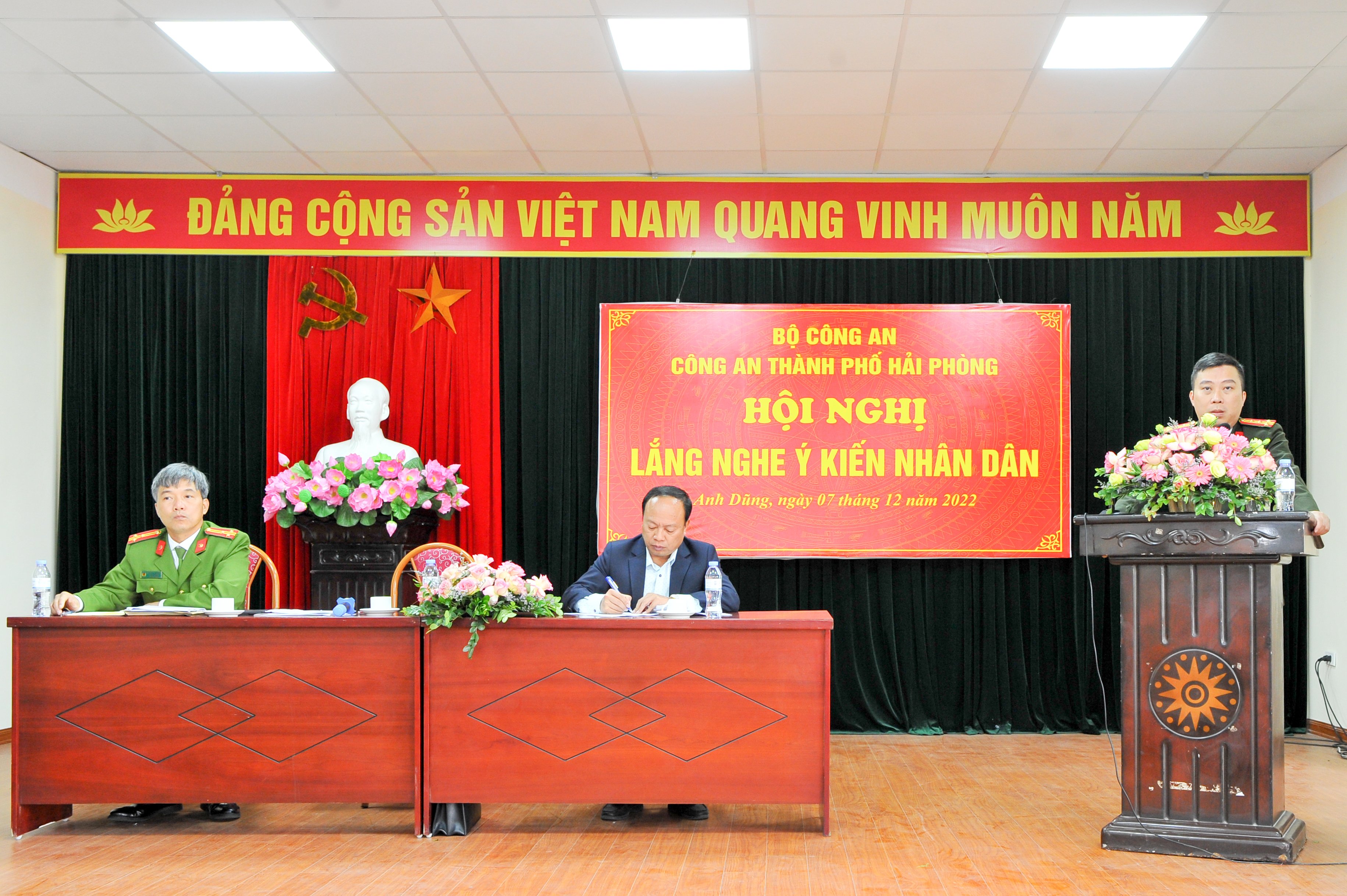 Đại tá Lê Trung Sơn, Phó Giám đốc CATP lắng nghe ý kiến nhân dân phường Anh Dũng (Dương Kinh)